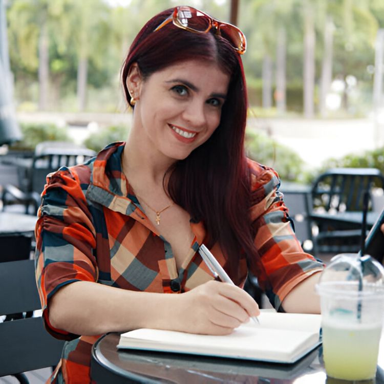 Emily Whittle – Founder and Author of Top Cozy Games